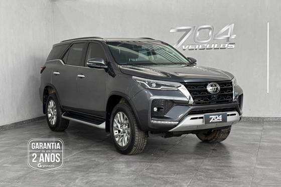 TOYOTA HILUX SW4 2.8 D-4D TURBO DIESEL SRX 4X4 AUTOMÁTICO